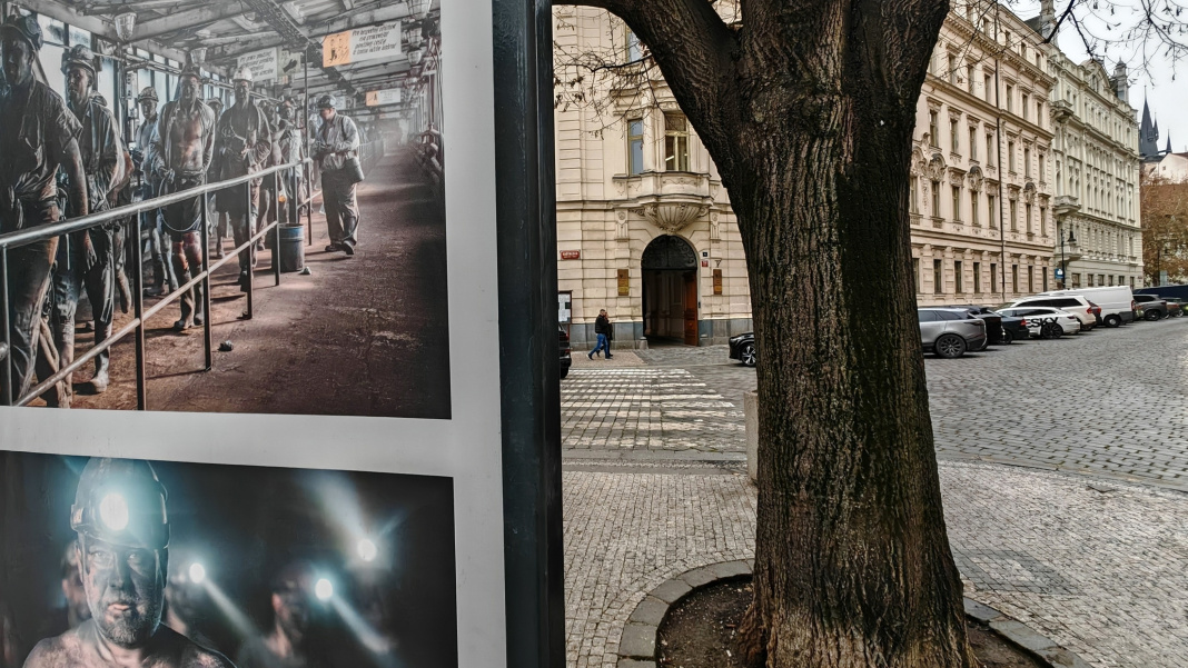 Venkovní expozice fotografií k poctě horníků před ukončením těžby černého uhlí